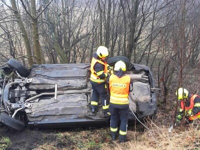 Ve Frýdštejně skončilo osobní auto na boku