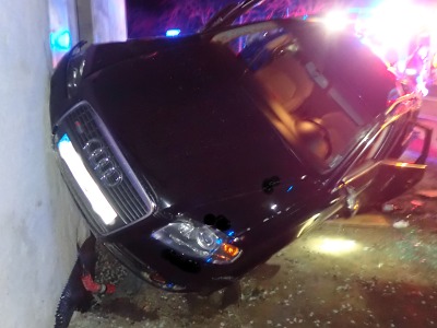 Narazili autem do domu u Dolánek, jsou zranění čtyři lidé