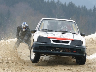 FOTO: Bozkovský autoskijöring nezhatilo ani počasí