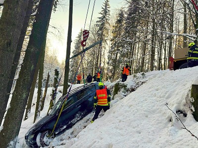 Ze sněhové peřiny ve stráni vyprošťovali hasiči automobil u Jilemnice