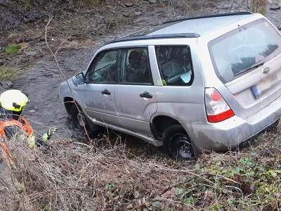 Hasiči vytahovali v Košťálově auto z potoka