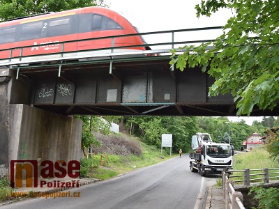 FOTO: Bagr narazil do železničního viaduktu v Semilech