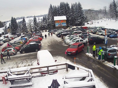 Parkoviště v Bedřichově jsou plně obsazená, policie uzavřela silnice