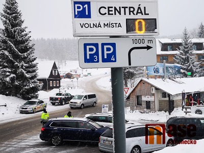 Parkování v Bedřichově bylo o víkendu obtížné, ale dostupné