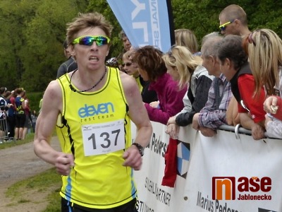 Mezi 700 běžci v okolí jablonecké přehrady nejrychlejší Semilák Jiří Čivrný