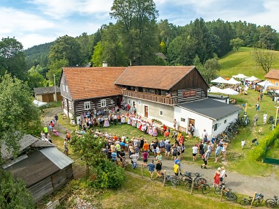 Dny lidové architektury nabídly pečení placek i voňavé bylinky