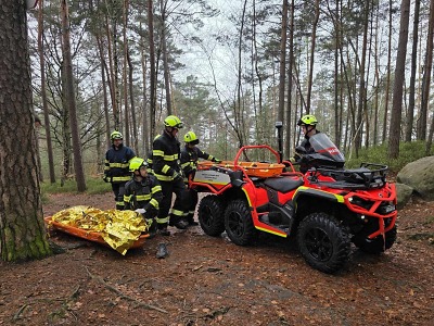 Hasiči pomáhali zachránit zraněnou turistku v Besedických skalách
