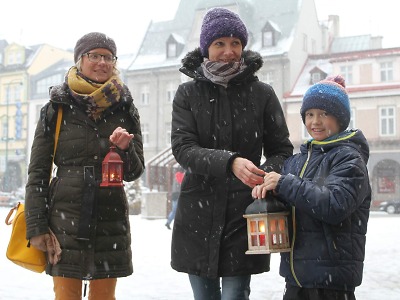 FOTO: Skauti rozdávali na vrchlabském náměstí betlémské světlo