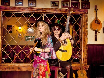 Legendární kytarista bude bydlet s kapelou přímo na Sychrově