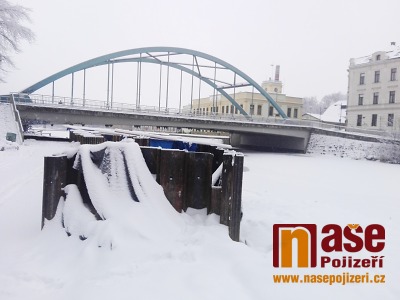 Stavba zpevnění břehů Jizery v Turnově pokračuje i v zimě