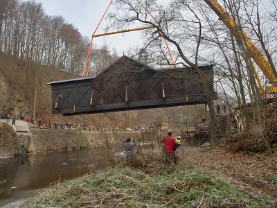 FOTO: Most v Bystré už je zpět na svém místě
