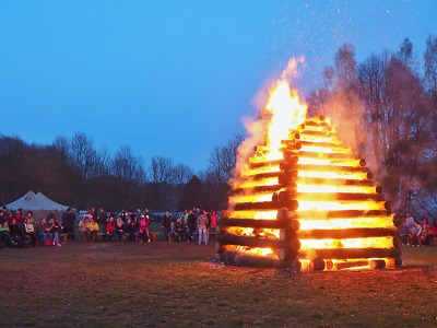 FOTO: V Kundraticích pálili čarodějnice na fotbalovém hřišti