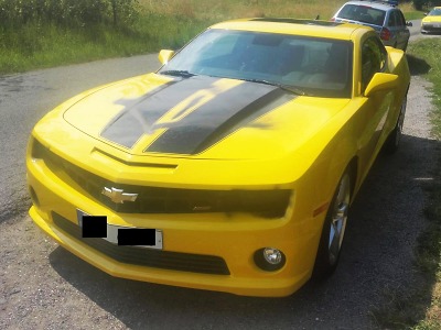 Vandal poškodil luxusní chevrolet, kosočtverec má prý cenu 150 tisíc