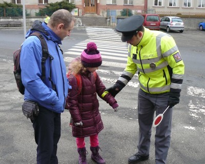 Policisté prověřovali chodce. Mohli jste je vidět i na přechodech v Semilech