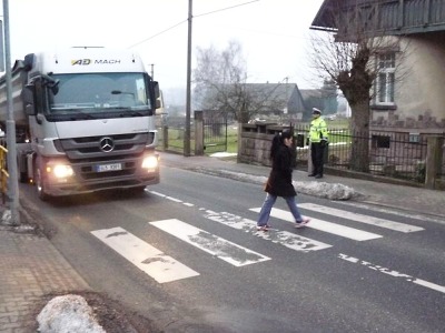 Policisté si v Pojizeří posvítili na chodce