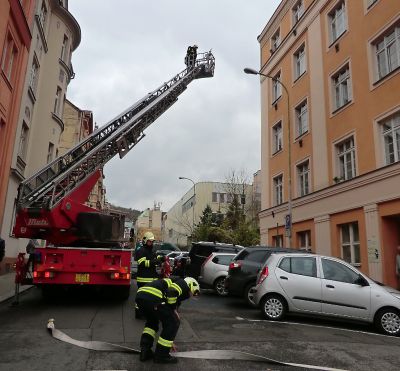 FOTO: Zanesený komín přidělal práci hasičům