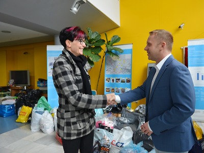 Oblečením pro sociálně slabé naplnili úředníci jednu velkou dodávku