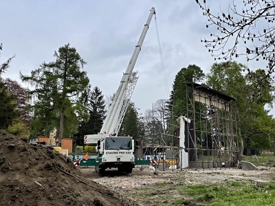 Demolicí plátna letního kina odstartovala stavba nové turnovské knihovny