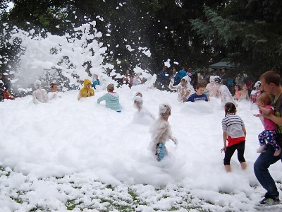 Pestrý program Dne dětí s ponorkou vyvrcholil v závějích pěny