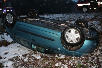 V Jenišovicích řidička po smyku převrátila auto na střechu