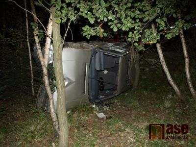 Opilý řidič s Felicií neprojel zatáčku a zastavil se až v potoce