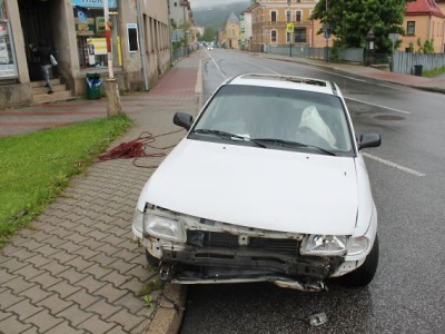 Opilý řidič narazil do zaparkovaného vozidla, už má sděleno obvinění