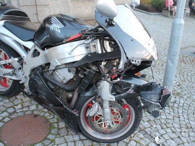 Motocyklista skončil v Jenišovicích na lampě. Před jízdou pil pivo