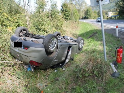 U Malé Skály se převrátil i s přívěsem