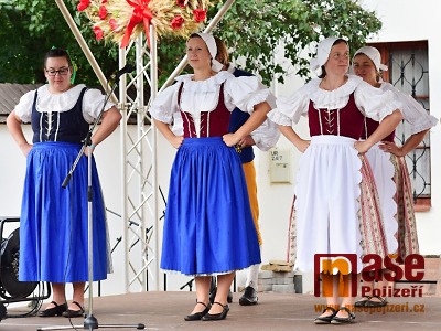 Obrazem: Krkonošské dožínky za historickými domky ve Vrchlabí