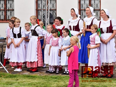 Obrazem: Na zahradě vrchlabského muzea pořádali dožínky