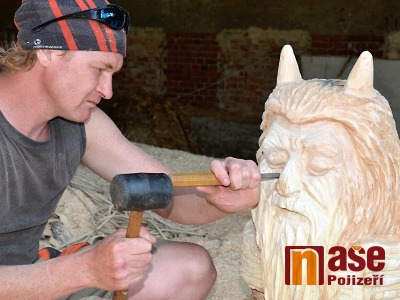 FOTO: Ve Starém kravíně poprvé propojili dřevosochaře i kováře