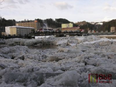Ledové kry vytvořily hráz, hladina v Brodě stoupla víc než o metr