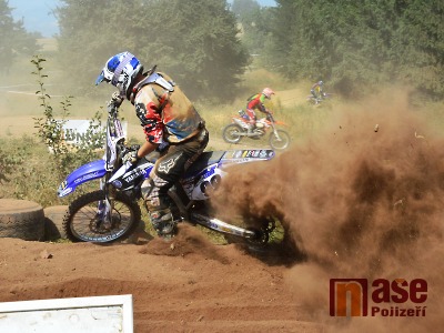 FOTO: Loňské bahenní peklo vystřídala v Ohrazenicích prachová šou