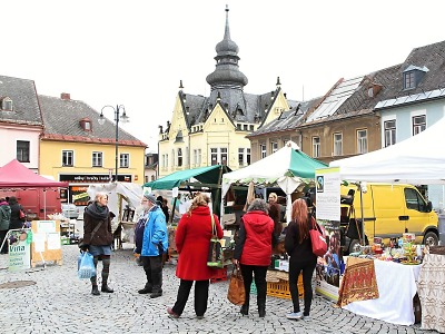 Na jilemnickém náměstí zahájili druhou sezonu farmářských trhů