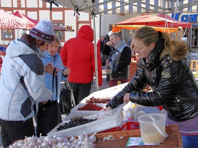 Obrazem: První letošní farmářský trh ve Vrchlabí