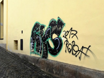 Fasádu turnovského divadla posprejoval vandal