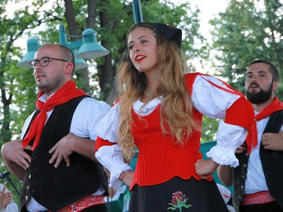 Obrazem: Folklorní ozvěny oživily podesáté vrchlabské náměstí