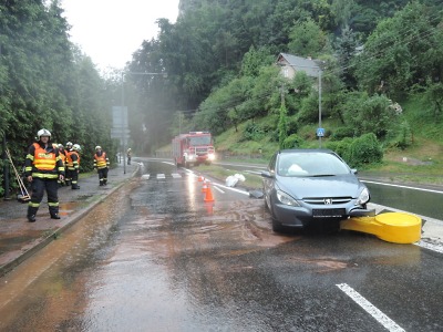 Silnice začaly klouzat. Hasiči proto zasahovali u mnoha nehod