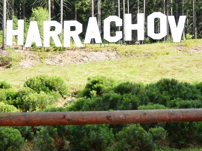 U bobové dráhy mají další atrakci. Nápis Harrachov jako Hollywood