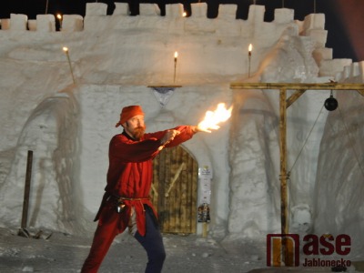 V Harrachově opět vyrostl sněhový hrad a láká na pohádku i fireshow