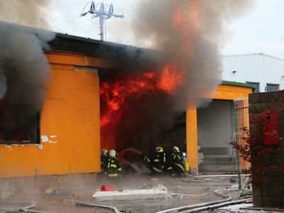 FOTO: Hasiči likvidují rozsáhlý požár v průmyslové zóně v Turnově