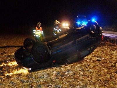Nové sněžení zapříčinilo nehody i pády stromů