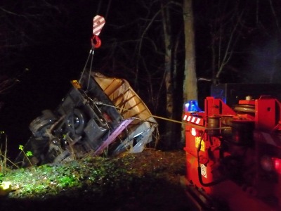 Semilští hasiči měli náročnou noc. Avie sjela v Bystré do řeky