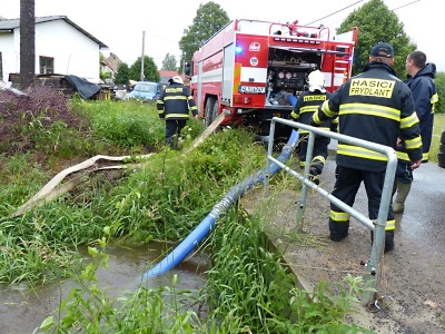 Hasiči po bouřce odstraňovali stromy i čerpali vodu ze sklepů