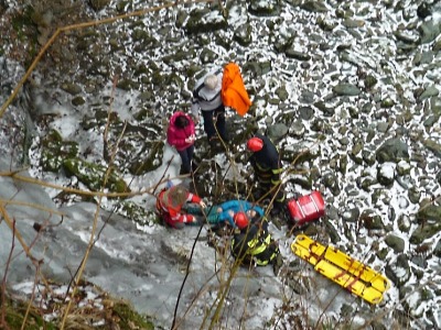 Semilští hasiči zachraňovali chlapce, který spadl na Riegrově stezce
