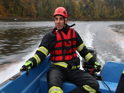 Vodní nádrží Harcov brázdily čluny hasičů