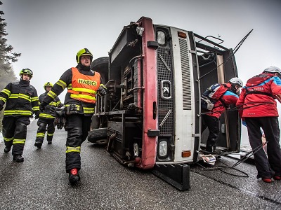 Nehoda autobusu na hřebeni Krkonoš otestovala souhru složek IZS