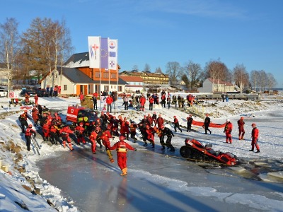 Hasiči z kraje cvičili záchranu z ledu, tahali i obojživelné vozidlo