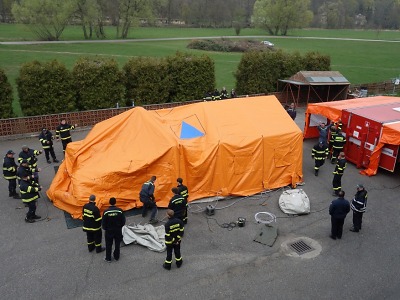 Dobrovolní hasiči cvičili v Turnově nasazení nouzového kontejneru