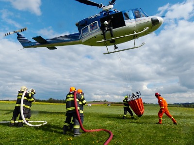 Hasiči cvičili v Lomnici naplňování vaku a komunikaci s vrtulníkem